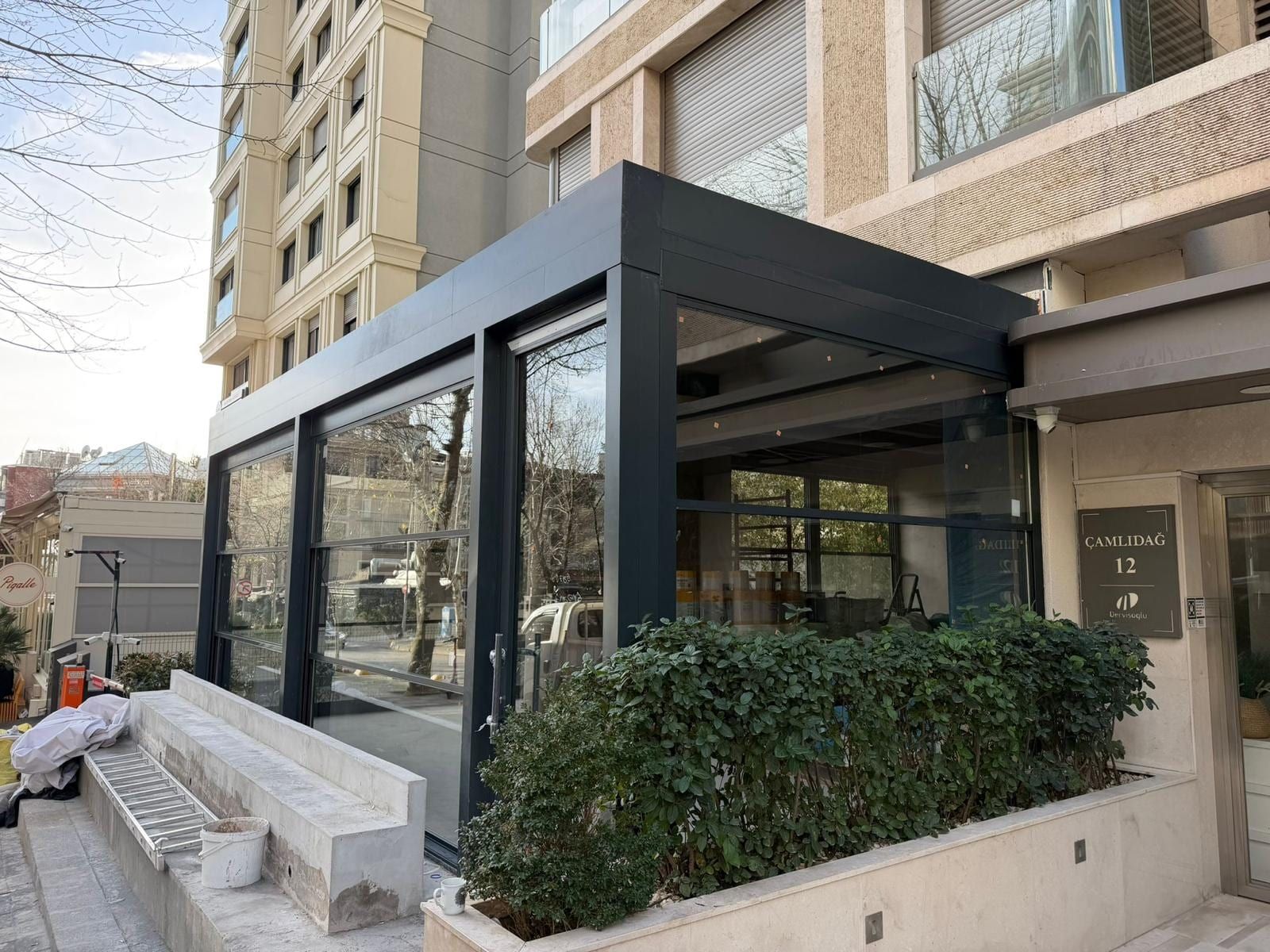 Apartman girişi cam kapama