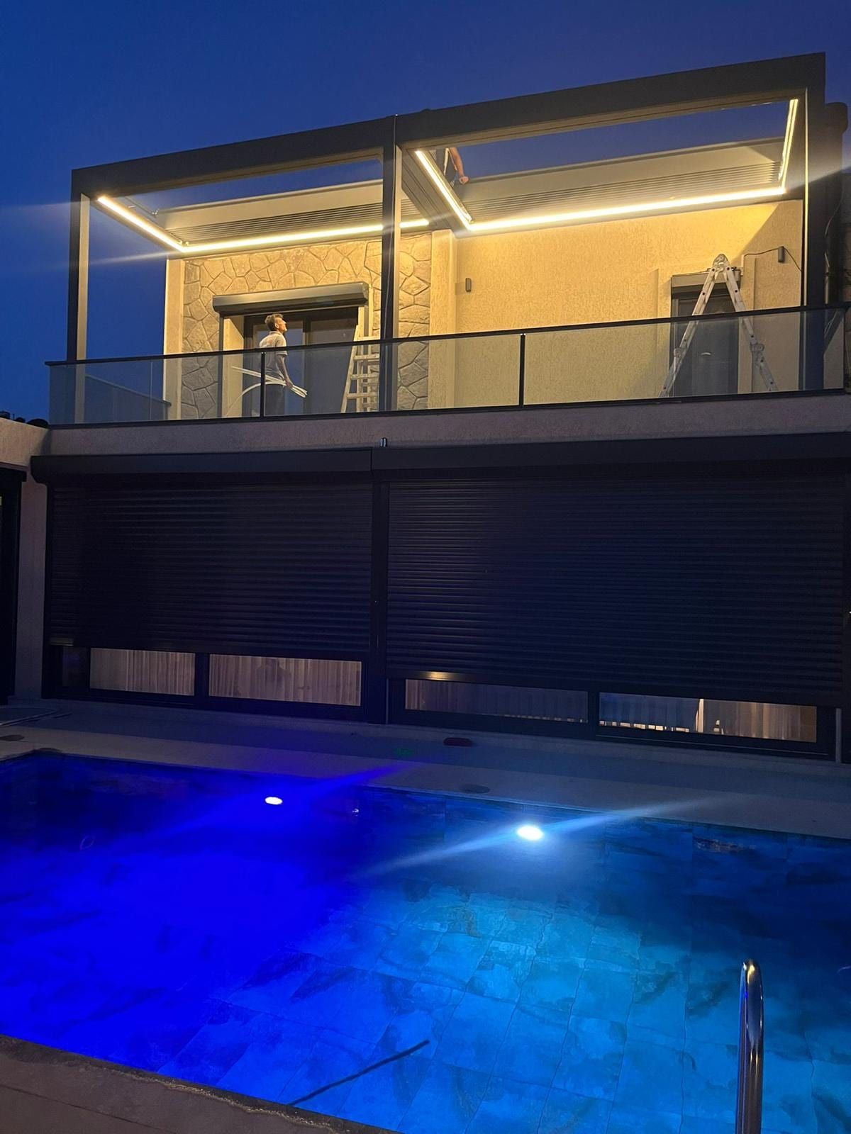 Villa havuz başı